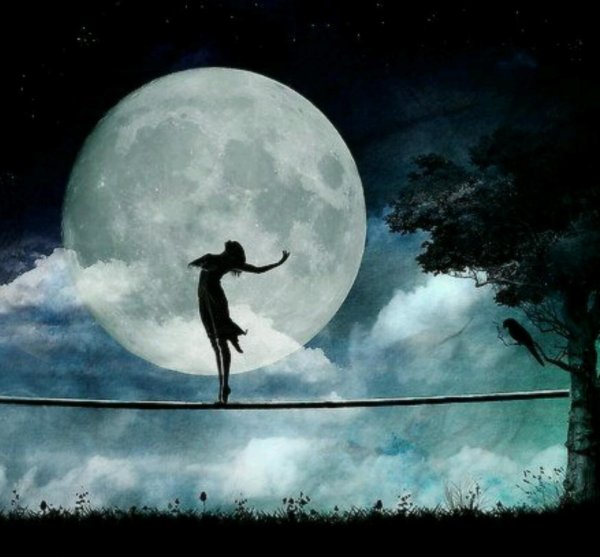 Девочка на фоне Луны