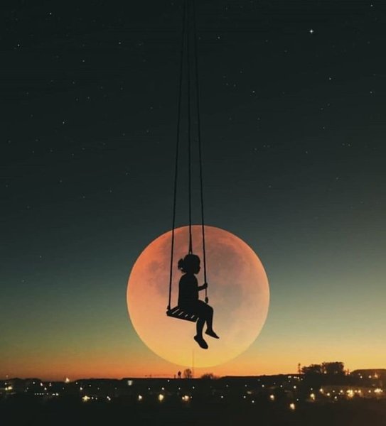 Силуэт на фоне Луны