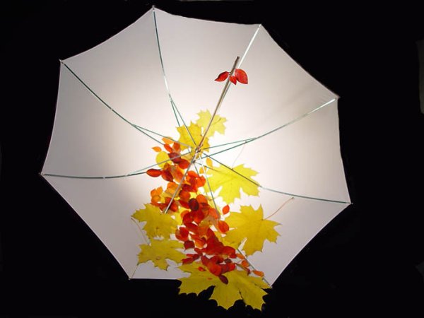 Зонтик украшенный осенними листьями
