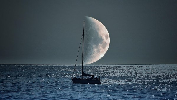 Море Луна парусник