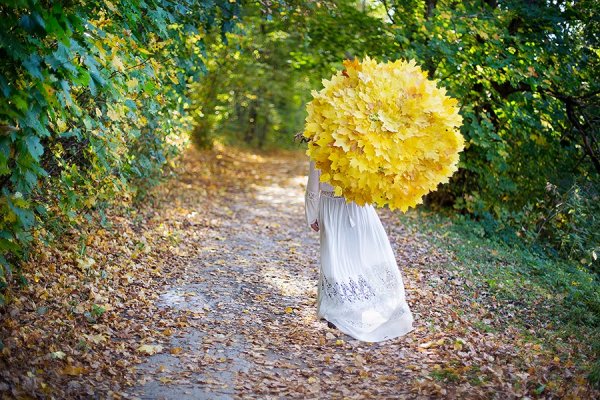 Зонт из осенних листьев