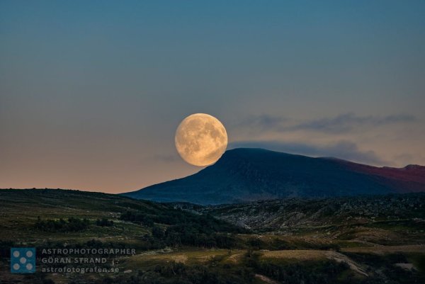Большая Луна на горизонте