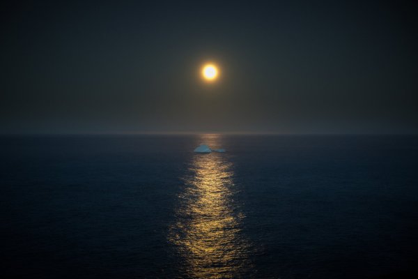 Ночь в море