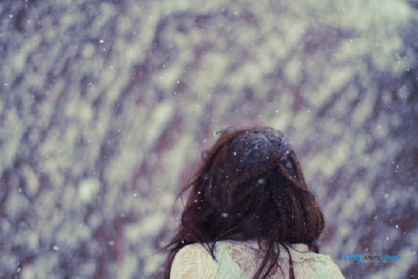 Девушка с темными волосами зимимой