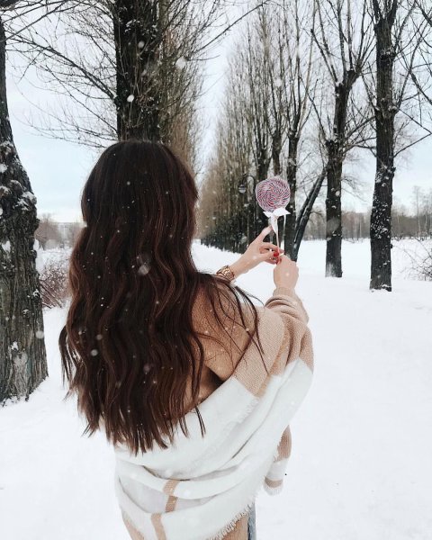 Картинки девушка спиной снег (60 фото)