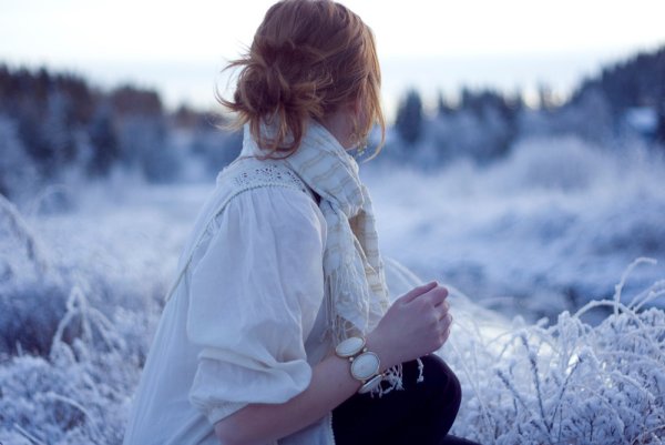 Женщина спиной зима