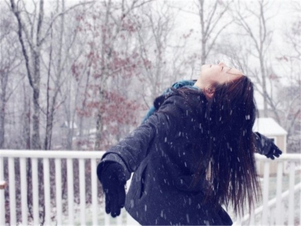 Девушка с длинными волосами зимой