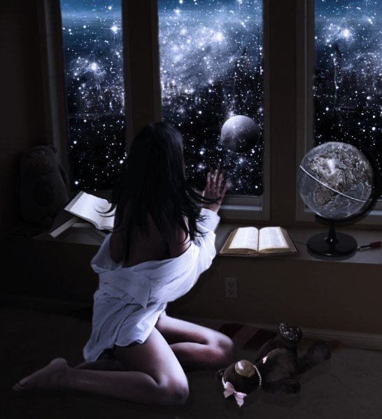 Брюнетка у окна