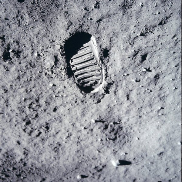 След Нила Армстронга на Луне