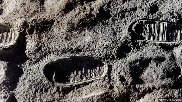 След человека на Луне