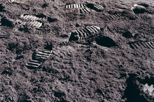 След человека на Луне