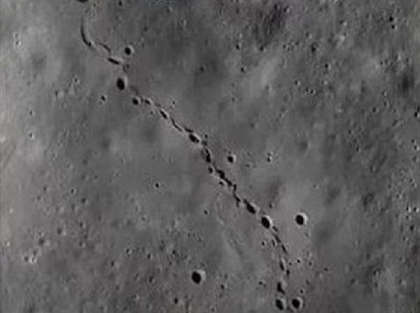 Загадочные следы на Луне