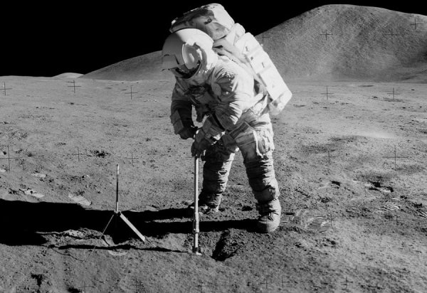 След Нила Армстронга на Луне