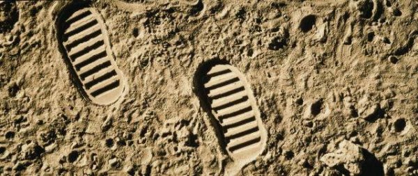 Следы на Луне