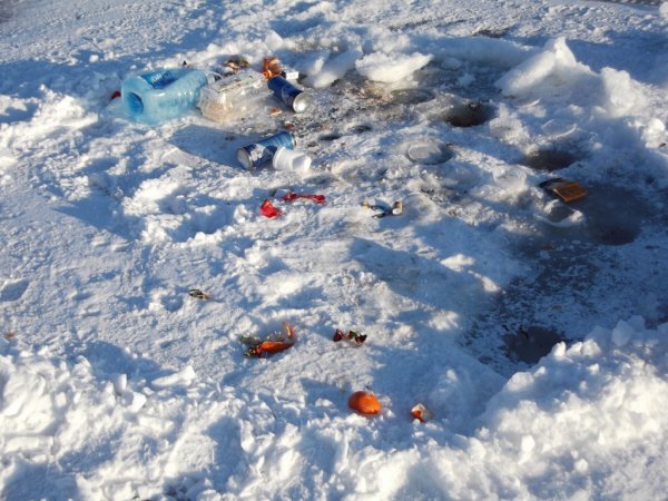 Мусор на льду после рыбаков
