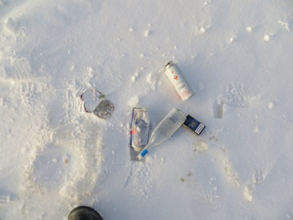 Окурки на снегу