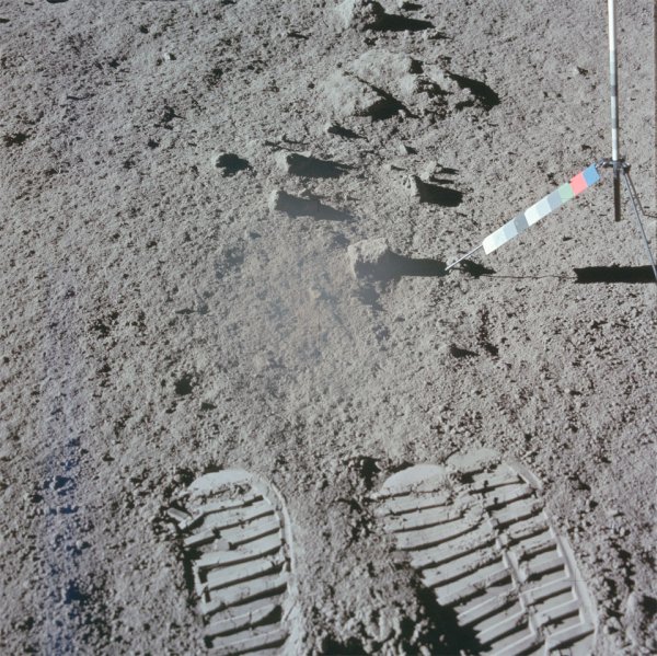 След Нила Армстронга на Луне