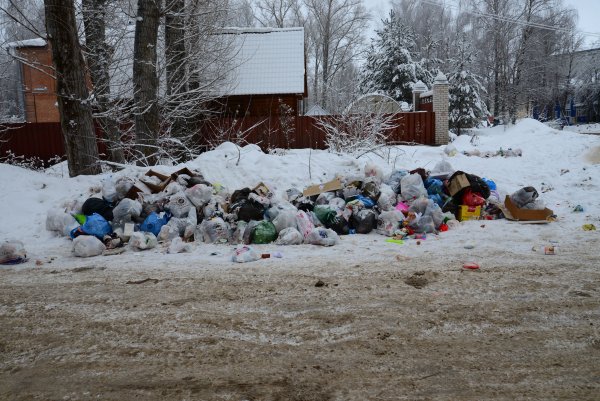 Мусор на улице зимой