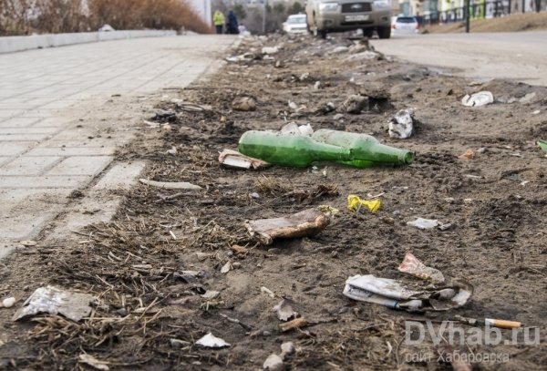 Весенний мусор в городе