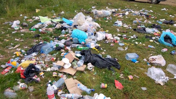 Турист разбросал мусор