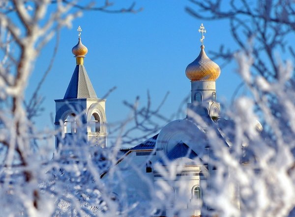 Православный храм зимой