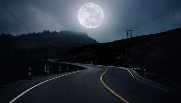 Ночная дорога с луной