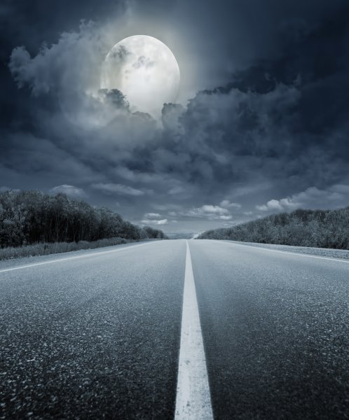 Ночной пейзаж с дорогой