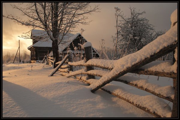 Деревню занесло снегом