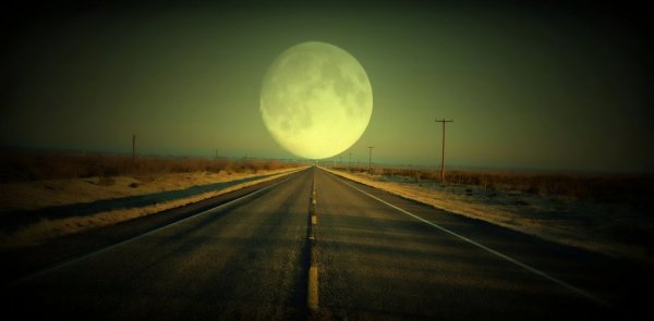 Огромная Луна и дорога