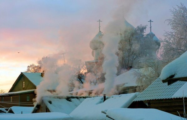Деревенский дом с трубой и дымом
