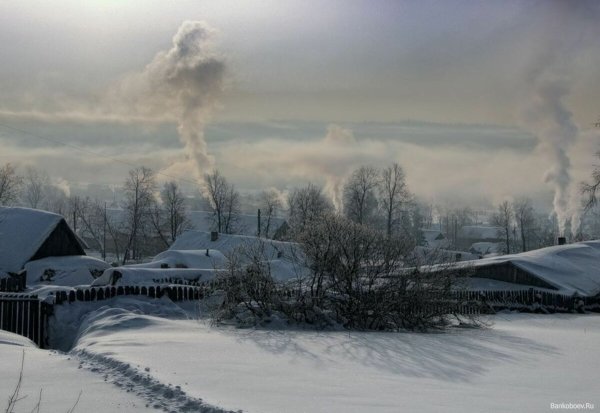 Дым из трубы зимой в деревне