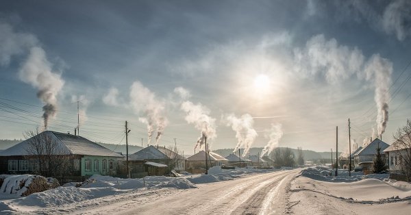 Дым из трубы зимой в деревне