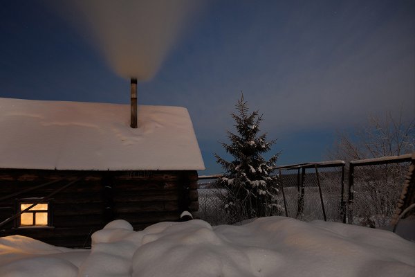 Деревенская баня зимой