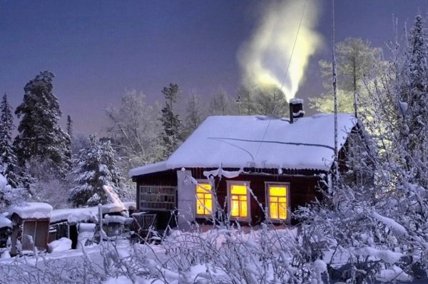 Деревенский домик зимой