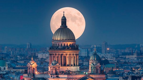 Исаакиевский собор Луна