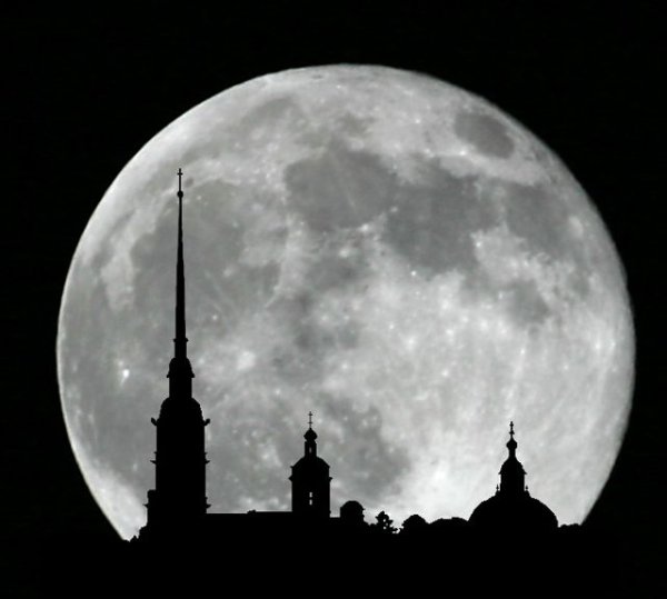 Луна над городом