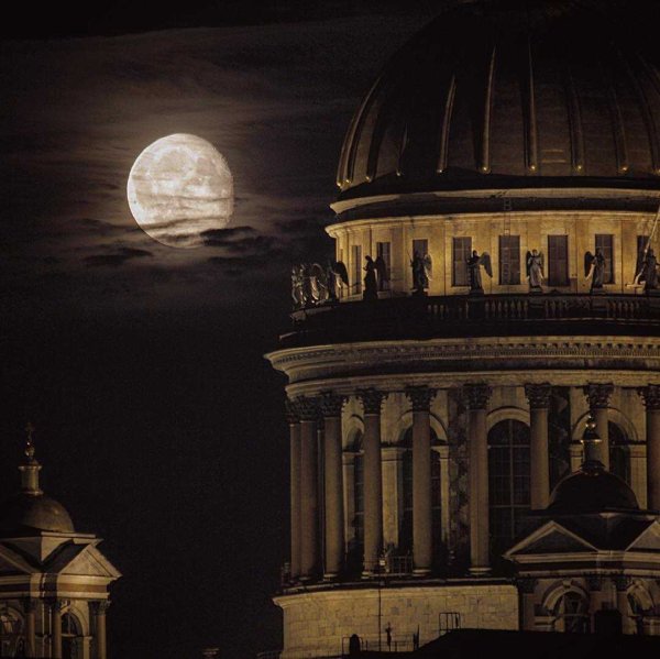 Исаакиевский собор Луна