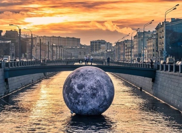 Луна набережная Обводного канала