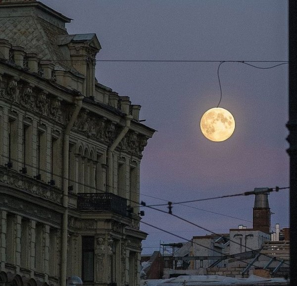 Луна над Петербургом