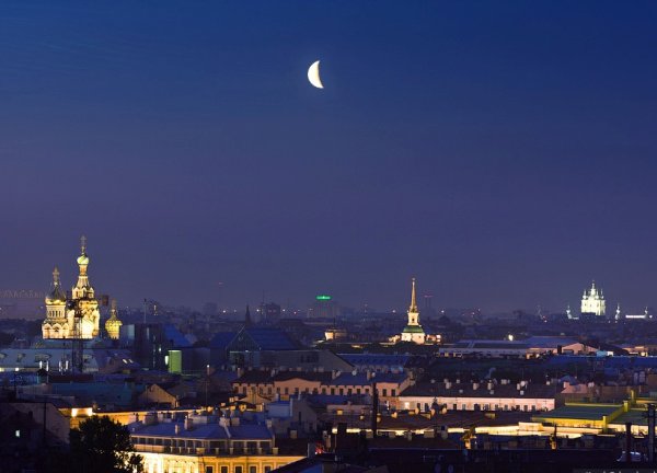 Луна над Санкт-Петербургом