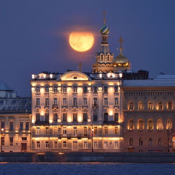 Луна в Петербурге