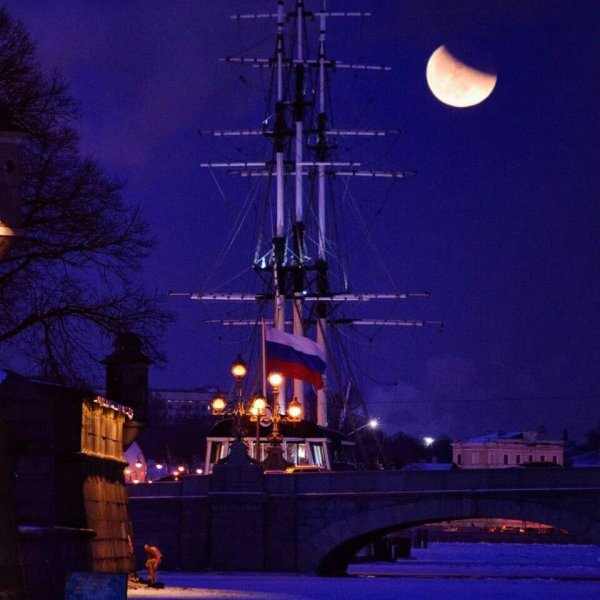 Олег Семенов Луна в Петербурге