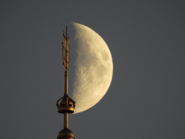 Луна над Питером