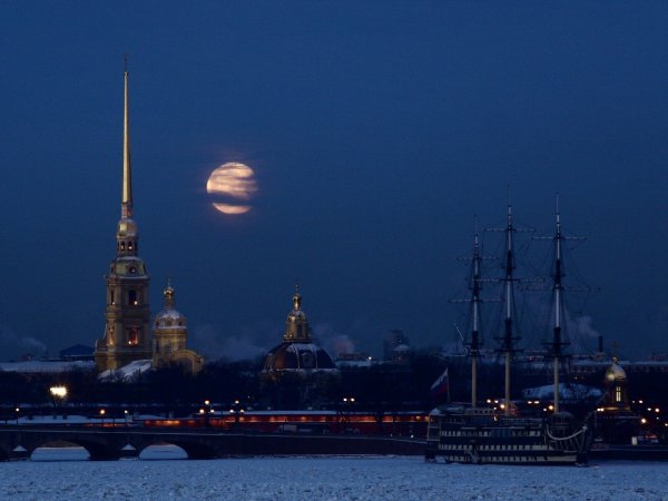 Луна над Питером