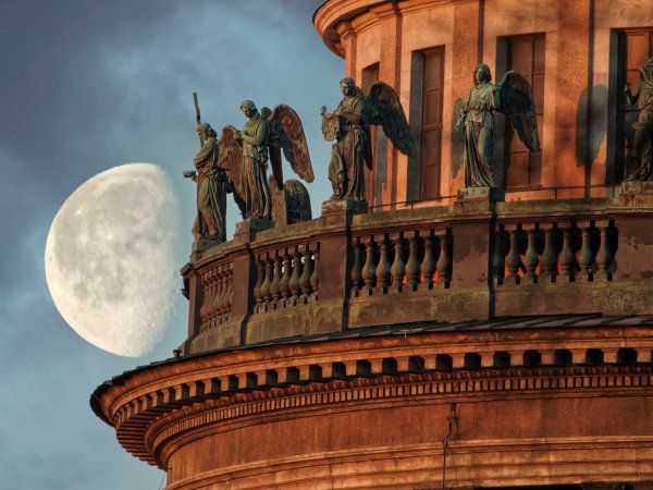 Ангелы на Исаакиевском соборе