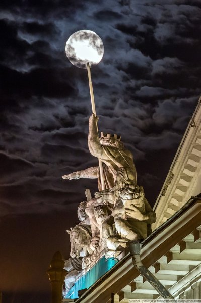 Луна над Петербургом