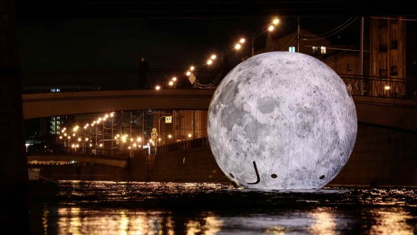 Луна на Обводном канале СПБ
