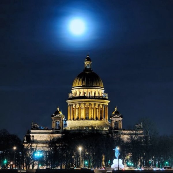 Исаакиевский собор СПБ ночью