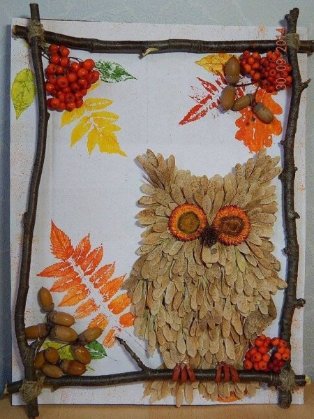 Сова из кленовых вертолетиков