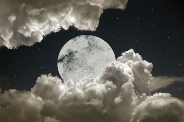 Полная Луна в облаках